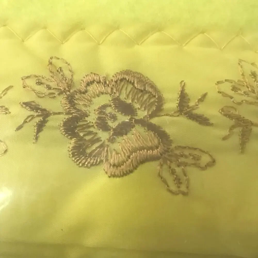 Vintage Chatham Edmond winter rose 90”x70” blanket yellow satin trim UNOPENED